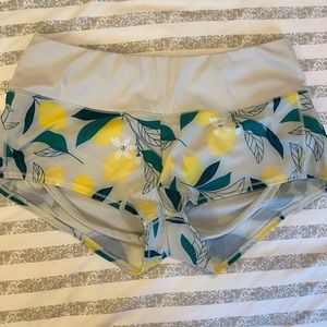 Oiselle Mac Roga Shorts, lemon print, size 4